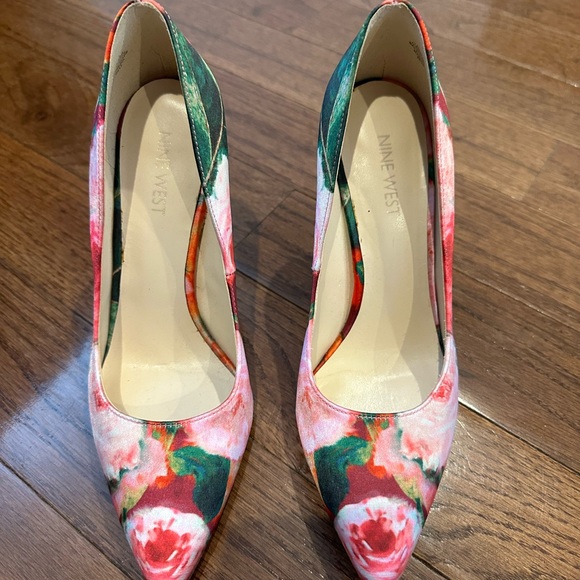 Glamorous Floral Heel Pumps. Mint condition. - Picture 5 of 5
